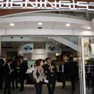 早朝から報道陣が集まる