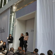 iPhone 4S販売開始! ソフトバンク、au双方で発売セレモニーも実施