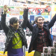 『NO MORE HEROES』発売記念イベントで、和田氏と須田氏のコンビが必死のPR