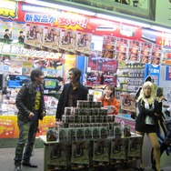 『NO MORE HEROES』発売記念イベントで、和田氏と須田氏のコンビが必死のPR