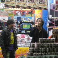 『NO MORE HEROES』発売記念イベントで、和田氏と須田氏のコンビが必死のPR