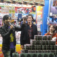 『NO MORE HEROES』発売記念イベントで、和田氏と須田氏のコンビが必死のPR