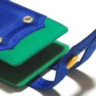 ボタンを外して入れます