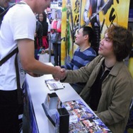 ファンとしっかり握手を交わす