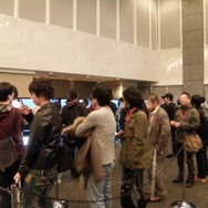 試遊台へ並ぶイベント参加者