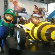 『マリオカート7』でルイージの乗る実物大カートが披露された(ロサンゼルスモーターショー11)