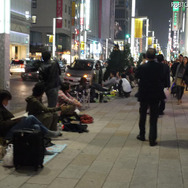 シートや椅子を持参するなど過ごし方は様々(アップルストア銀座店)