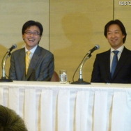 質問に対し、笑顔を見せる春田会長