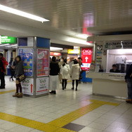 池袋駅中央1、2改札の間の通路。すれちがいパラダイス状態！