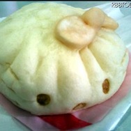実際のハローキティまん。リボンの赤は落ち気味かも