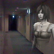 誰もいない夜の廊下に女性の影が・・・