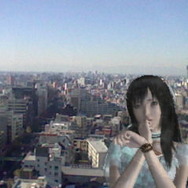 高層ビルの窓際で記念写真