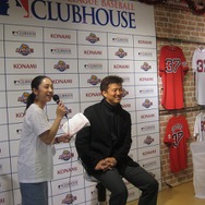 岡島選手が子供達と『実況パワフルメジャーリーグ2 Wii』で対決!