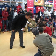 岡島選手が子供達と『実況パワフルメジャーリーグ2 Wii』で対決!