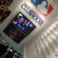 岡島選手が子供達と『実況パワフルメジャーリーグ2 Wii』で対決!