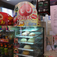 店頭の什器も「ぷよぷよまん」仕様に