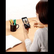 キャラにしたい対象物に目玉の位置を合わせてシャッターをきる。画面上部の吹き出しの中にコメントを書き込めば完成。