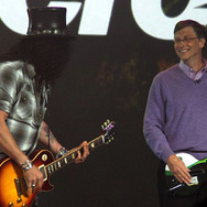 【CES 08】 ビル・ゲイツ氏が基調講演―ギターコントローラーを持って・・・