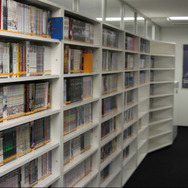 マンガやアニメ、映画など多数の作品が収められ自由に視聴できる