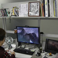 下田氏のデスク。デバックモードでゲームをプレイして仕上がりをチェック