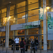 開発者達が談笑しています