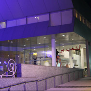 裏手ではThe people are demandingという気になる装飾が準備中でした