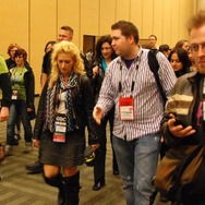 終了後、多くの質問者がマクゴニガル女史を囲んだ