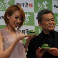 シャア役の声優池田秀一さん(右)と南明奈さんが登場