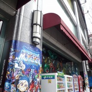 壁には広告が(自販機もたくさんあります)