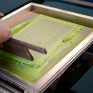黄緑色のツタの葉は発泡プリント。発泡プリントの前に、下地でもう一色同じ色をプリントしています。黄緑は計2回重ね塗りをしています