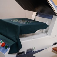 発泡プリントを膨らませるためにプレス機で熱を加えます