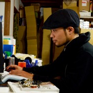 注文メールを整理する江南店長