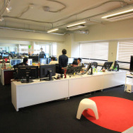 仕切りは透明で、奥まで見渡せる