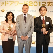 ランスタッドアワード1位のソニー（右）と、海外企業部門1位のアマゾン、中央はランスタッドCEOマルセル・ウィガース