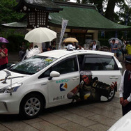 加藤神社で安全祈願する「戦国無双タクシー」