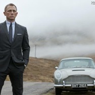 『007 スカイフォール』。ボンド(演:クレイグ)の背後にアストンマーチン。ナンバープレートは「BMT 216A」だ。