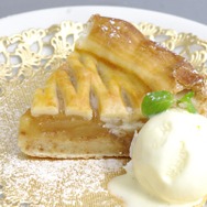 「スーパーダンガンカフェ 真夏の絶望トロピカル」期間限定で開催 ― ピンクのカレーなど登場