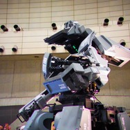 【ワンフェス2012夏】搭乗可能な巨大ロボット「クラタス」、幕張メッセに立つ!