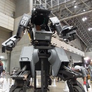 【ワンフェス2012夏】搭乗可能な巨大ロボット「クラタス」、幕張メッセに立つ!