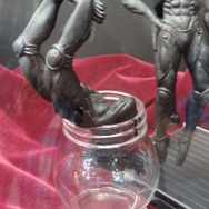 空気供給管に潜り込むサンタナを表現