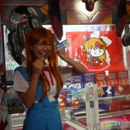 稲垣早希さんが来店1号!「遊んで、もらえるヱヴァンゲリヲンキャンペーン」を実際に体験