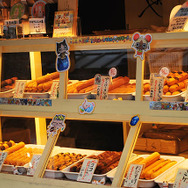 アイルーたちがディスプレイされたショウケース