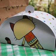 後ろ姿のみという小粋なデザイン