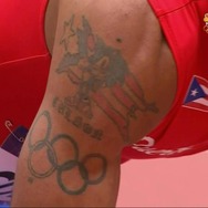 ハビエル・クルソン選手の左肩には、ソニックと五輪が