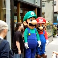『New スーパーマリオブラザーズ2』北米で発売開始 ― マリオ&ルイージもお祝いに駆けつける