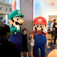 『New スーパーマリオブラザーズ2』北米で発売開始 ― マリオ&ルイージもお祝いに駆けつける