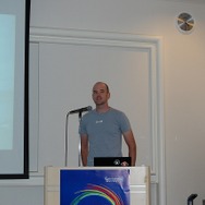 会場は満員で大盛況