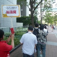 汐留芝離宮ビルディングの外にぐるりと並びます(10時の時点)