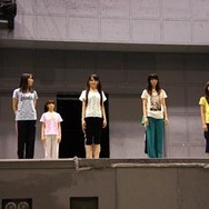 やや緊張した面持ち。