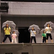「雨上がりのミライ」では傘を効果的に使う。